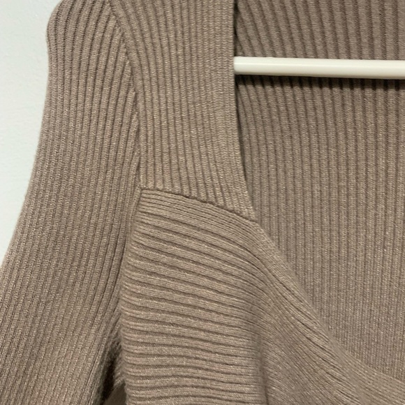 Abercrombie and Fitch sweater size small - Picture 6 of 6